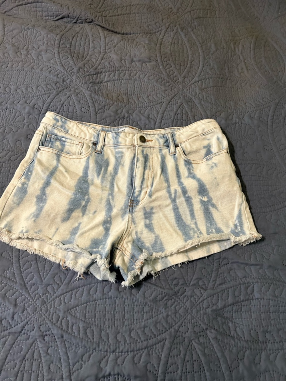 RSQ Tie-Dye Denim Cutoff Shorts in Blue and White 13/31w